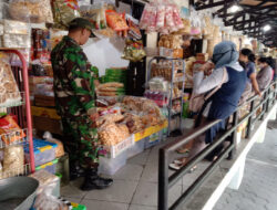 Babinsa Mangkubumen Cek Ketersediaan dan Harga Sembako di Pasar Nongko