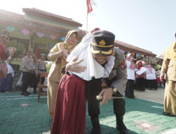 Polisi Peduli Pendidikan, Kapolres Ponorogo Beri Penghargaan Siswa SLBN Yang Berprestasi