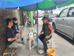 Sembari Komsos, Babinsa Kelurahan Ketelan Berikan Motivasi Dan Inspirasi kepada Warga