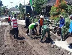 Peran Aktif Babinsa Laksanakan Gotong – Royong dengan Masyarakat