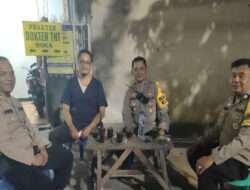 Kapolsek Tambaksari Kompol Ari Bayuaji Memberikan Himbauan dan Koordinasi Kepada Orang Tua