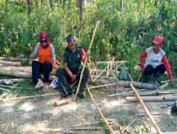 Kepedulian Babinsa Wonosegoro Karya Bakti Pembuatan Pagar Warga