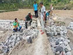 Ringankan Beban Petani, Babinsa Bantu Pembuatan Saluran Irigasi