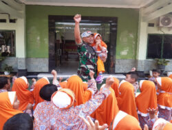 Anggota Kodim 0726/Sukoharjo dampingi anak-anak BA Aisyiah Jetis 1 Outing Class