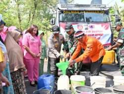 Penyaluran Air Bersih Bantuan TNI-Polri dan BPBD kepada warga Bulu dan Tawangsari dilanjutkan Patroli Karhutla
