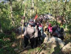 Kibarkan Merah Putih di Puncak Gunung Limo Polwan Polres Pacitan Peringati Hari Jadi ke-75