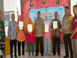 Melalui Program PTSL, Babinsa Koramil 0801/12 Pringkuku Dampingi Penyerahan Sertifikat Tanah