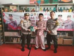 Polres Gresik Peduli Budaya Membaca Bagikan Buku ke Pelosok Desa