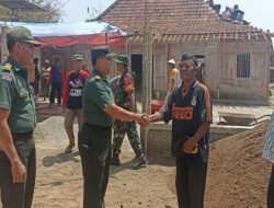 Peduli Korban Kebakaran, Koramil 08/Giriwoyo Turunkan Anggota Karya Bakti Dan Serahkan Bantuan Pasir