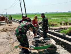 Berbaur Dengan Warga, Anggota Koramil Kwadungan Gotong -Royong Bangun Talud
