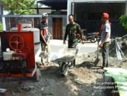 Peduli Kesulitan Warga, Anggota Kodim 0802/Ponorogo Bantu Plestar Teras Rumah