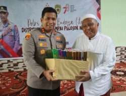Jumat Curhat di Ponpes Nurul Burhan Kapolres Bondowoso Berbagi Buku Wujud Polri Peduli Literasi