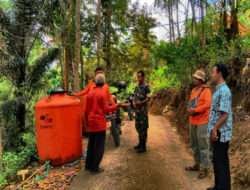 Babinsa Banjar Serka Suharjo dan Tim BPBD Kabupaten Trenggalek Bergerak Cepat untuk Mengatasi Kekeringan di Desa Banjar