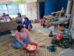 Demi Suksesnya Karya Bakti Daerah Babinsa ikut Terjun Membantu di Dapur