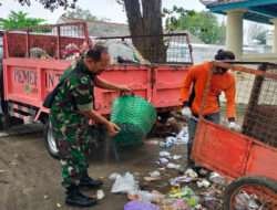 Jaga Kebersihan Lingkungan, Babinsa Kauman Bantu Petugas Kebersihan