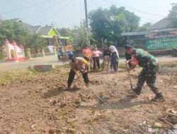 Bersama Pemuda, Babinsa Bantu Pembuatan Lapangan Bola Voli