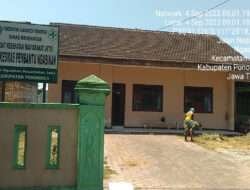 Jaga Sinergitas, Babinsa Kodim 0802/Ponorogo Bantu Pembersihan di Pustu