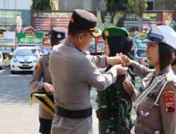 Srikandi Kodim Wonogiri Disematkan Pita Dalam Apel Gelar Pasukan Operasi Zebra Candi 2023 Polres Wonogiri