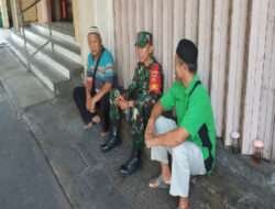 Pererat Komunikasi Sambil Berpatroli, Babinsa Sudiroprajan Sambangi Warga Binaan