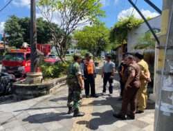 Peran Aktif Babinsa Kepatihan Wetan Dalam Perbaikan Lampu di Pintu Gerbang Kelurahan