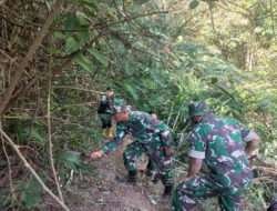 Agar Tidak Meluas, Anggota Koramil Jogorogo Terus Bantu Petugas Padamkan Api Yang Membakar Hutan
