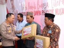 Polrestabes Surabaya Berbagi Ribuan Buku dan Kitab Suci Untuk Warga