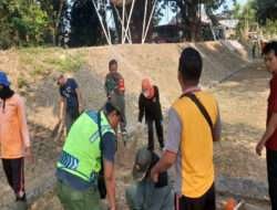 Ciptakan Lingkungan Yang Bersih, Babinsa Kelurahan Manahan Kerja Bakti Bersihkan Bendung Tirtonadi