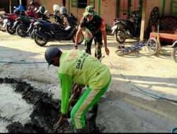 Angkat Budaya Gotong Royong Babinsa Bantu Bangun Rumah Mahdi
