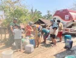 Babinsa Koramil Kemusu Bantu Salurkan Air Bersih
