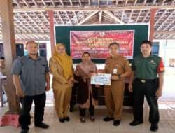 Warga Terima BLT DD, Masing-Masing Babinsa Koramil 03/Ngadirojo Turun Berikan Pendampingan