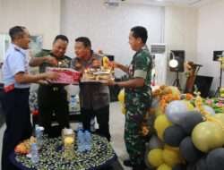 Dandim Ngawi Bersama Anggota Beri Kejutan Ultah Kapolres Ngawi