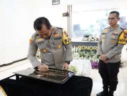 Kunjungi Polres Ponorogo Kapolda Jatim Tandatangani Prasasti Sumur Bor