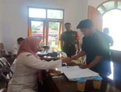 Bentuk Sinergitas Dengan Aparat Pemerintah Desa, Babinsa Koramil 19/Purwantoro Berikan Pendampingan Penyaluran BLT-DD