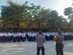 Bentuk Mentalitas Yang Tangguh, Babinsa Berikan Wawasan dan Bahaya Narkoba Kepada Pelajar SMPN 3 Karangjati