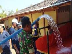 Atasi Kekurangan Air Bersih, Anggota Koramil Bringin Bantu Droping Air Bersih Untuk Warga