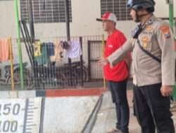 Anggota Polsek Tambaksari Memberikan Himbauan Kepada Penjaga Rumah Pompa