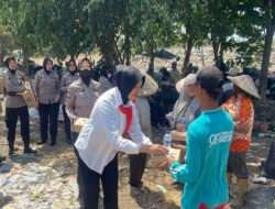 Polisi Peduli, Srikandi Polres Probolinggo Berbagi Berkah untuk Pemulung