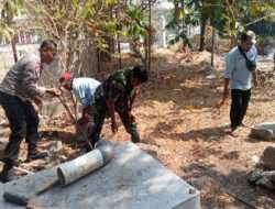 Keren..!! Babinsa Karangasem Pelopori Kerja Bakti di Wilayah Binaan