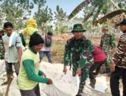 Wujud Kemanunggalan TNI-Rakyat, Gelar Karya Bakti Pemadatan Jalan Poros Desa Dagan ke Desa Solokuro