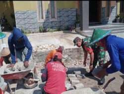 Aktif di Wilayah, Babinsa Kendal Kerja Bakti Bantu Warga Masyarakat Pasang Paving