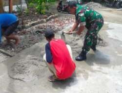 Lihat Warga Plester Halaman Rumah, Anggota Kodim 0802/Ponorogo Langsung Sigap Membantu