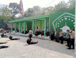 Babinsa Pucanganak Sertu M. Sakur Bersama Anggota Polsek Tugu Pantau Latihan Pencak Silat Pagar Nusa