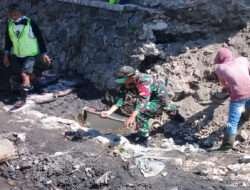 Cegah Terjadinya Longsor, Babinsa Keprabon Kerja Bakti Bersama Warga Perbaiki Talud Sungai Thoklo