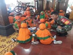 Babinsa Kelurahan Laweyan Dampingi Anak-anak Latihan Membatik, Ini Tujuannya