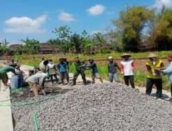 Perlancar Transportasi, Danramil 11/Manyaran Pimpin Karya Bakti Pengecoran Jalan