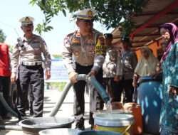 Sambut Hari Lalu Lintas Bhayangkara ke 68, Polantas Trenggalek Dropping Air Bersih Untuk Warga