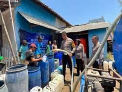 Polres Ponorogo Droping Air Bersih dan Sembako Untuk Warga