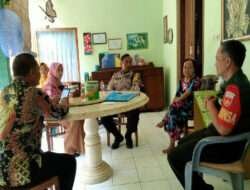 Wujud Kedekatan Dan Welas Asih, Babinsa Kepatihan Wetan Jenguk Warganya yang Sakit