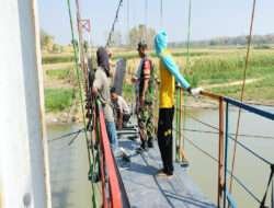 Babinsa Bersama Warga Kerja Bakti perbaikan Jembatan Gantung