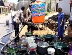 Tangani Dampak Kemarau, Polisi Bersama BPBD Nganjuk Salurkan Air Bersih Untuk Warga